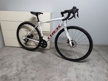 Gebrauchtes Trek Domane AL 3 Disc 2023 2023 Road & Gravel, Weiß — Bild 1 von 3