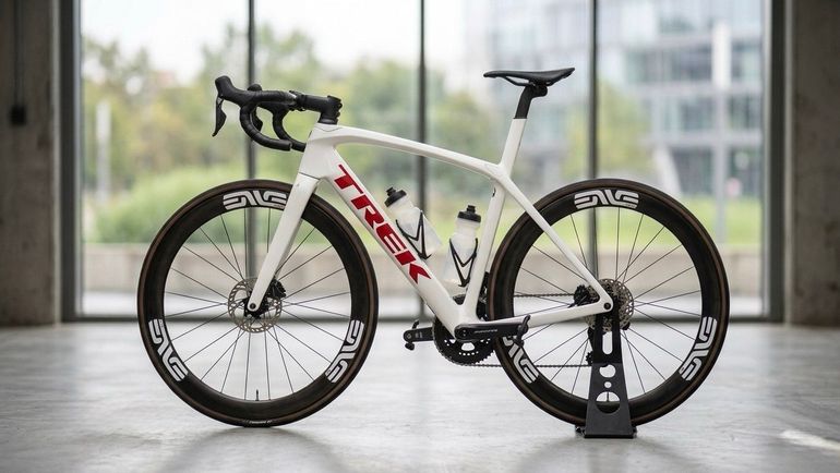 Used Trek Domane Shimano Ultegra Di2 2023 Road & Gravel, White — image 2 of 3