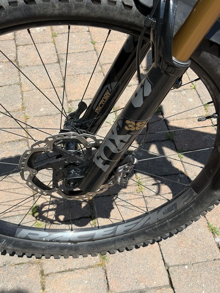 Mondraker DUNE R 2024 2024 Mountainbike de segunda mano, Negro — imagen 7 de 7