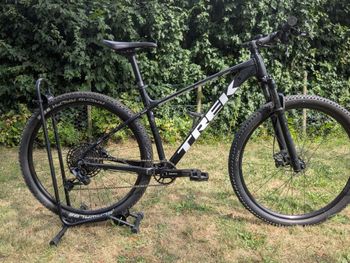 Trek X-Caliber 8 2020 2020 Mountainbike usato, Nero — immagine 2 di 12