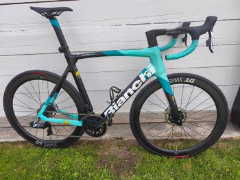 Używany Bianchi Oltre XR4 Red eTap AXS 2024 2024 Road & Gravel