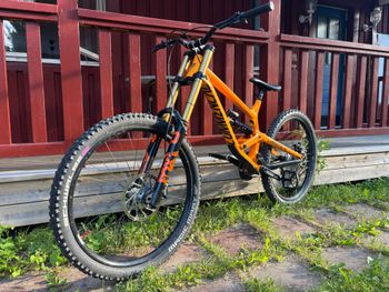 Commencal FURIOUS RACE 2019 2019 Mountainbike usato, Arancione — immagine 2 di 4