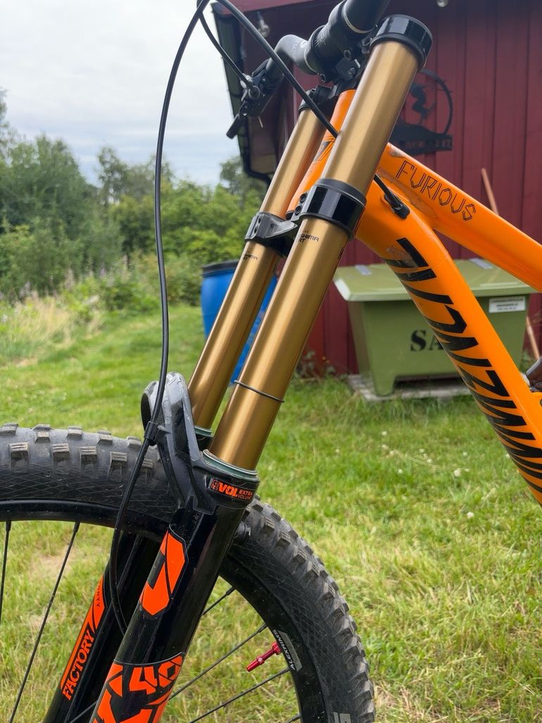 Commencal FURIOUS RACE 2019 2019 Mountainbike usato, Arancione — immagine 4 di 4