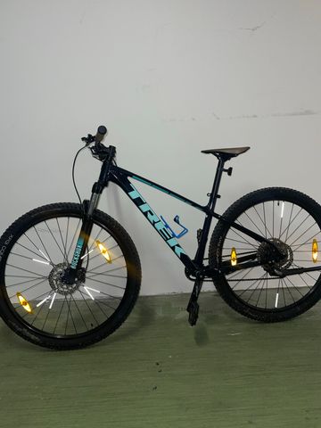 Used Trek Marlin 7 Custom Shimano Deore 2020 Mountainbike, Blue — image 4 of 4