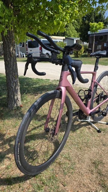 Scott Addict RC 30 2025 2025 Road & Gravel usato, Viola — immagine 2 di 9