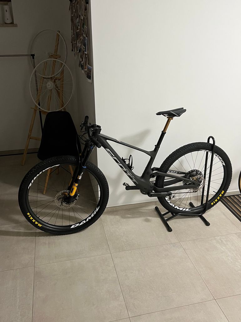 Scott Spark RC Team 2024 2024 Mountainbike usato, Nero — immagine 2 di 3