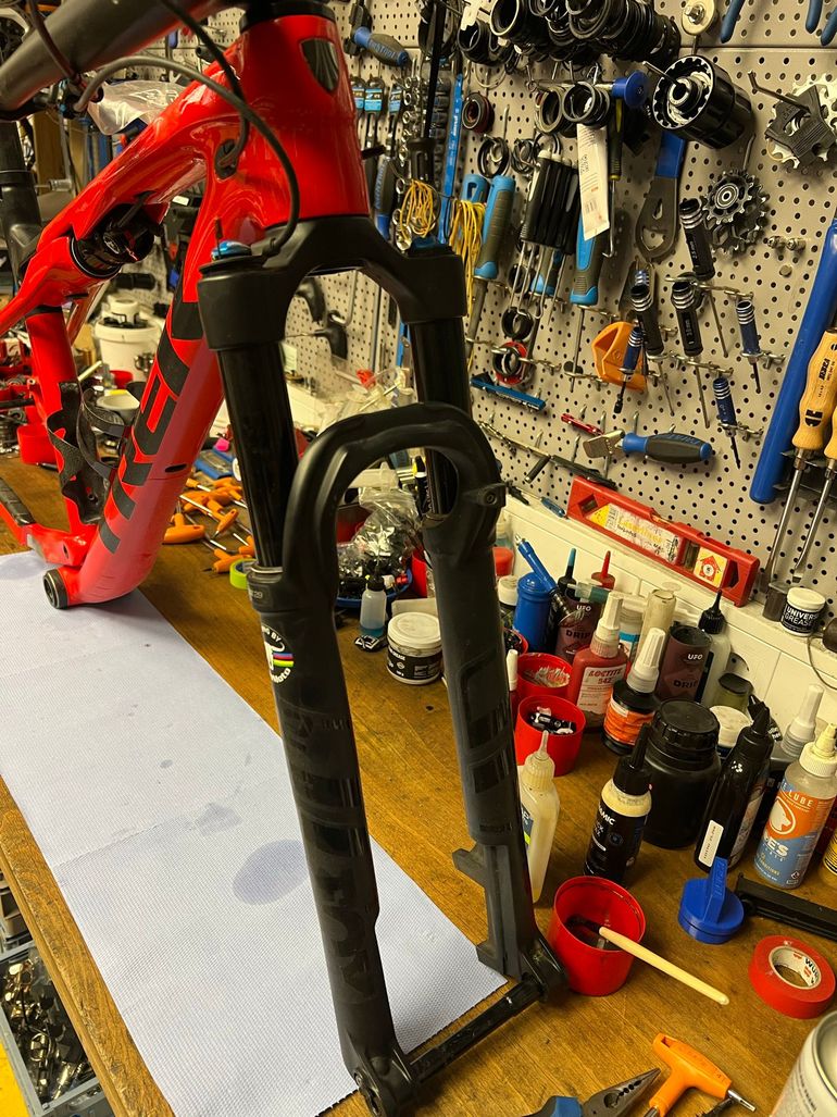 Brugt Trek Supercaliber 9.8 Gen 1 2023 Frameset 2023 Mountainbike — billede 5 af 12