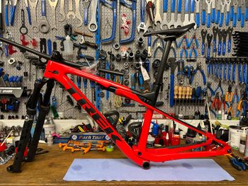Brugt Trek Supercaliber 9.8 Gen 1 2023 Frameset 2023 Mountainbike — billede 7 af 12