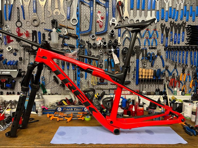 Brugt Trek Supercaliber 9.8 Gen 1 2023 Frameset 2023 Mountainbike — billede 7 af 12