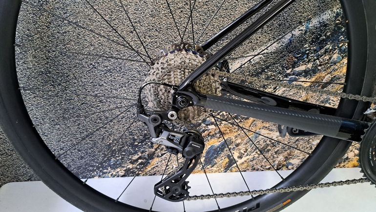 Giant Defy Advanced 1 2022 2022 Road & Gravel usato, Nero — immagine 10 di 11