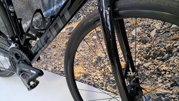 Giant Defy Advanced 1 2022 2022 Road & Gravel usato, Nero — immagine 6 di 11