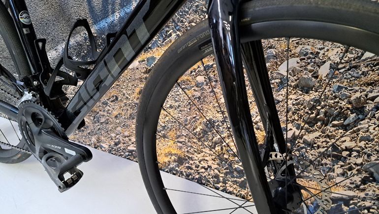 Giant Defy Advanced 1 2022 2022 Road & Gravel usato, Nero — immagine 6 di 11