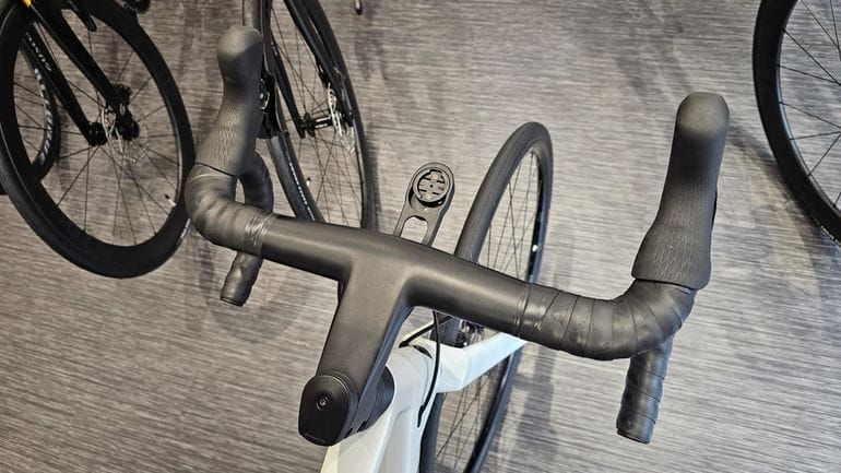 Used Canyon Ultimate Shimano 105 2023 Road & Gravel, White — image 9 of 21