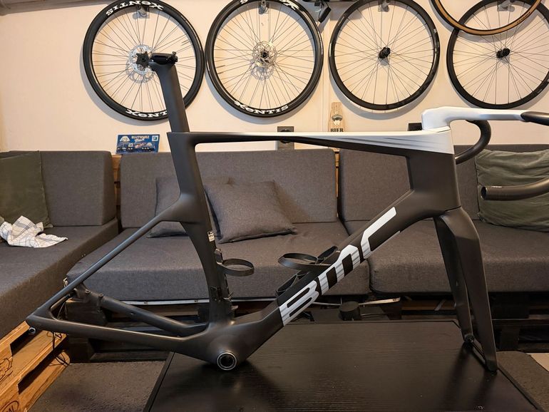 Used BMC Teammachine R 01 MOD 2024 Frameset 2024 Road & Gravel, Black — image 8 of 12