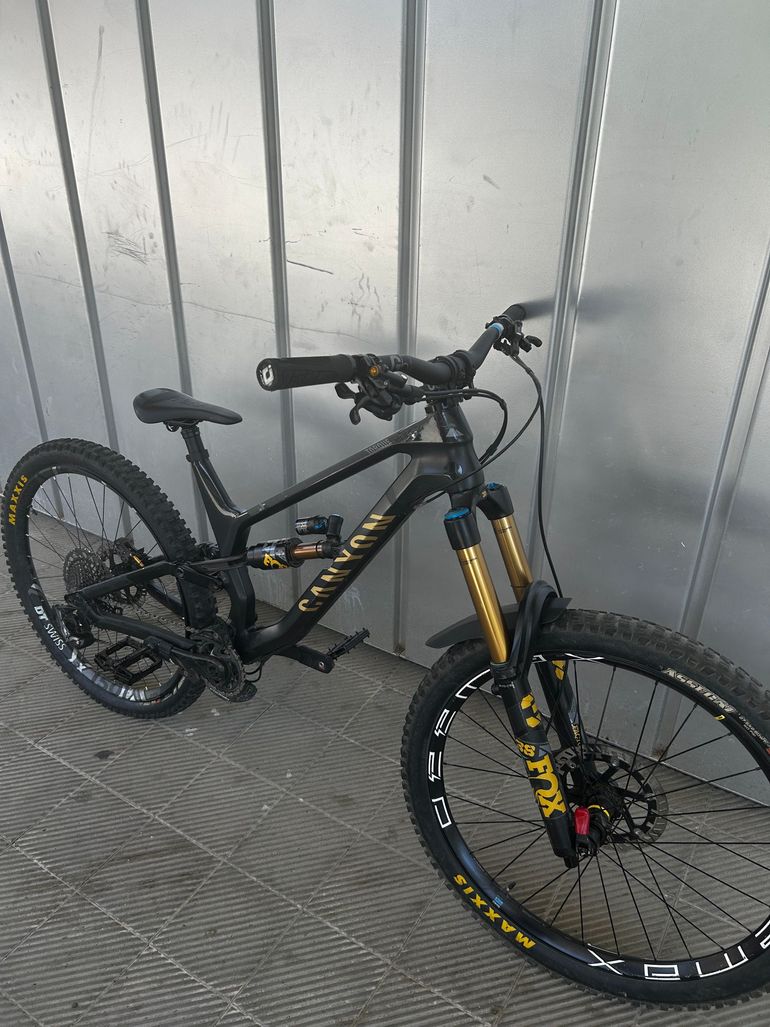 Used Canyon Torque CF 9 2022 2022 Mountainbike, Black, 27.5 — image 2 of 7