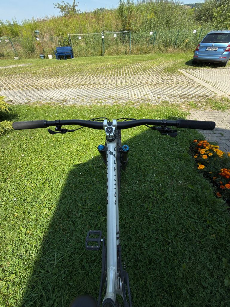 Used Privateer 141 SRAM NX 2022 Mountainbike, Light Gray — image 4 of 5