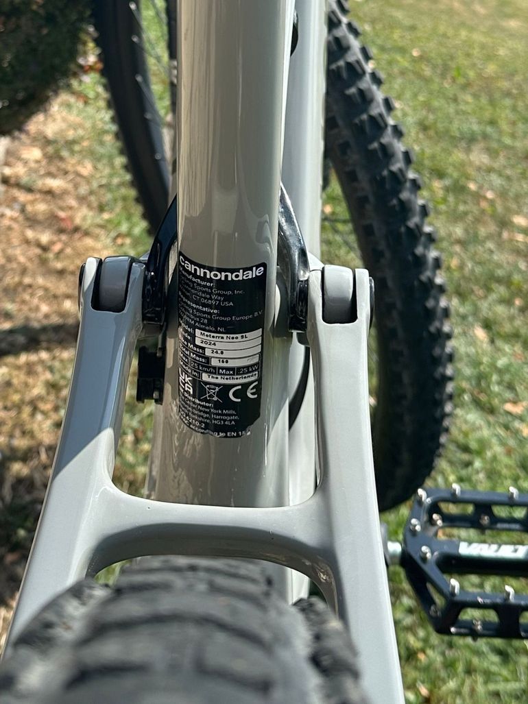 Used Cannondale Moterra Shimano Deore XT 2024 Mountainbike, Light Gray, Mixed — image 9 of 22