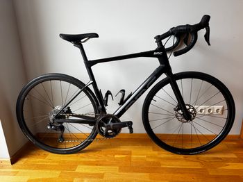Použité BMC Roadmachine THREE 2023 2023 Road & Gravel