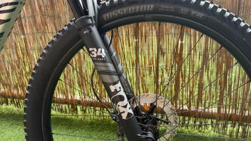 Gebrauchtes Canyon Lux Trail CF 6 2025 2025 Mountainbike, Hellgrau — Bild 9 von 12