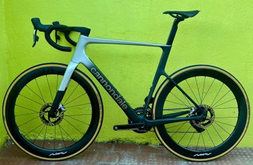 Käytetty Cannondale SuperSix EVO SRAM Red 2024 Road & Gravel