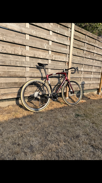 Używany Eddy Merckx 525 Shimano 105 DI2 // 2x12s 2024 2024 Road & Gravel