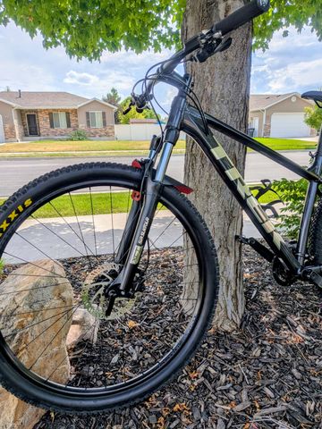 Used Trek Marlin 5 2022 2022 Mountainbike, Black, 27.5, 26, 29 — image 3 of 7