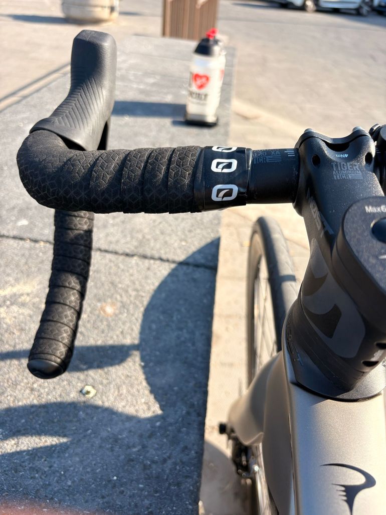 Used Pinarello F7 SRAM Rival eTap AXS 2025 Road & Gravel, Light Gray — image 9 of 11