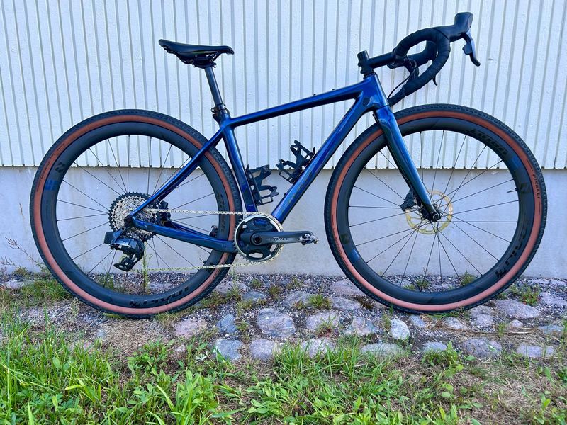 Pivot VAULT Team Force w/ Carbon Wheels 2023 2023 Road & Gravel usato