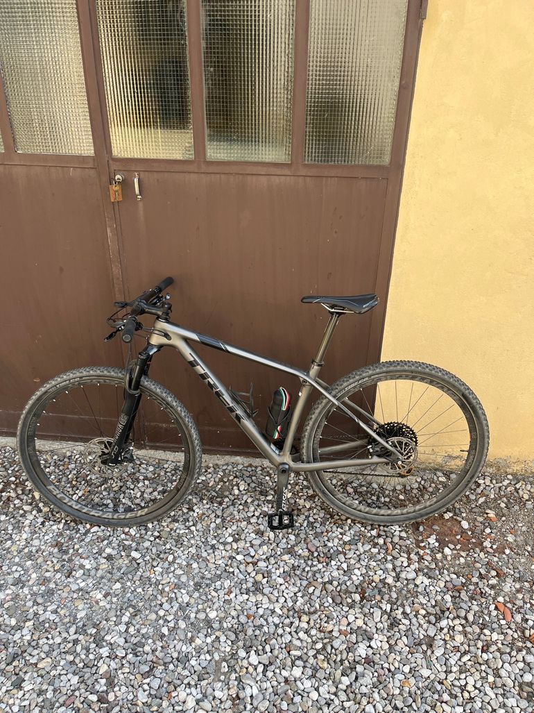 Trek Procaliber 9.8 SL 2018 2018 Mountainbike usato, Grigio chiaro — immagine 2 di 3
