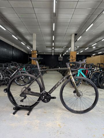 Tweedehands Scott Addict RC 40 2023 2023 Road & Gravel — afbeelding 1 van 24