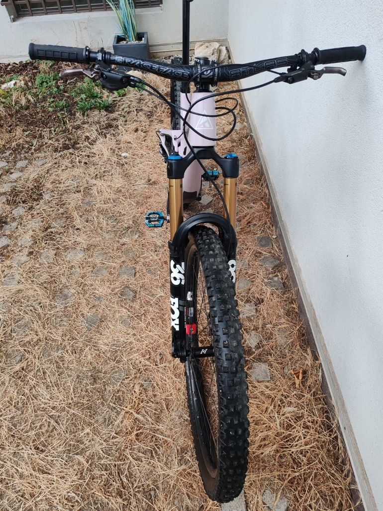 Used Forbidden V2 2025 Mountainbike, Purple — image 3 of 9