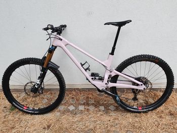 Used Forbidden V2 2025 Mountainbike, Purple — image 2 of 9