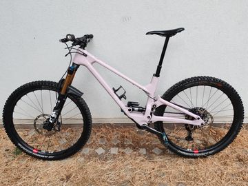 Used Forbidden V2 2025 Mountainbike, Purple — image 2 of 9
