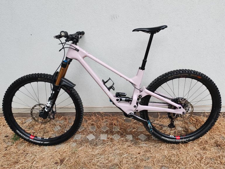 Used Forbidden V2 2025 Mountainbike, Purple — image 2 of 9