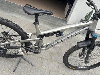Commencal META SX V5 ESSENTIAL 2024 Frameset 2024 Mountainbike usato, Grigio chiaro — immagine 2 di 5