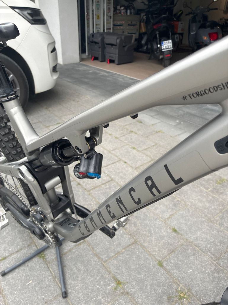 Commencal META SX V5 ESSENTIAL 2024 Frameset 2024 Mountainbike usato, Grigio chiaro — immagine 5 di 5