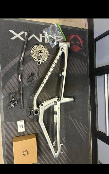 Used Commencal META SX V5 ESSENTIAL 2024 Frameset 2024 Mountainbike, Light Gray, 29, 27.5 — image 9 of 9
