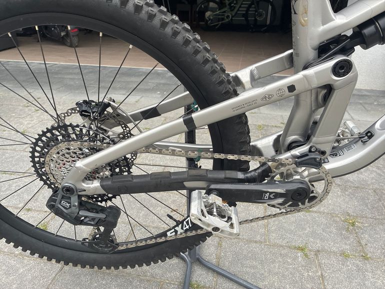Commencal META SX V5 ESSENTIAL 2024 Frameset 2024 Mountainbike usato, Grigio chiaro — immagine 3 di 5
