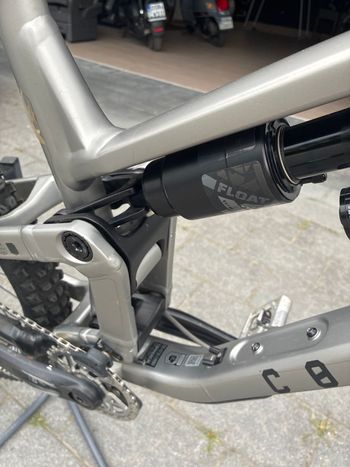 Commencal META SX V5 ESSENTIAL 2024 Frameset 2024 Mountainbike usato, Grigio chiaro — immagine 4 di 5