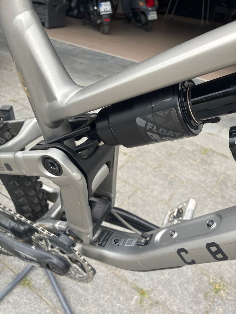 Commencal META SX V5 ESSENTIAL 2024 Frameset 2024 Mountainbike usato, Grigio chiaro — immagine 4 di 5