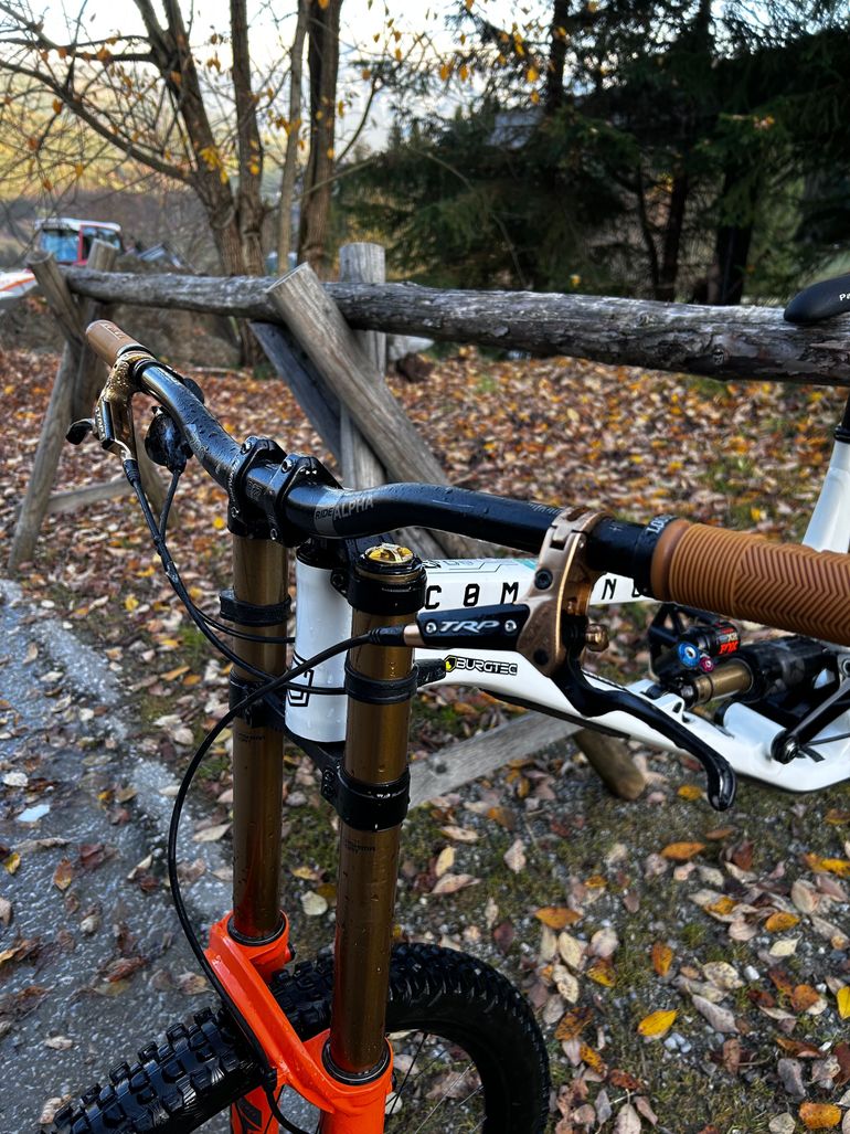 Used Commencal Frs 2025 Mountainbike, White — image 2 of 3