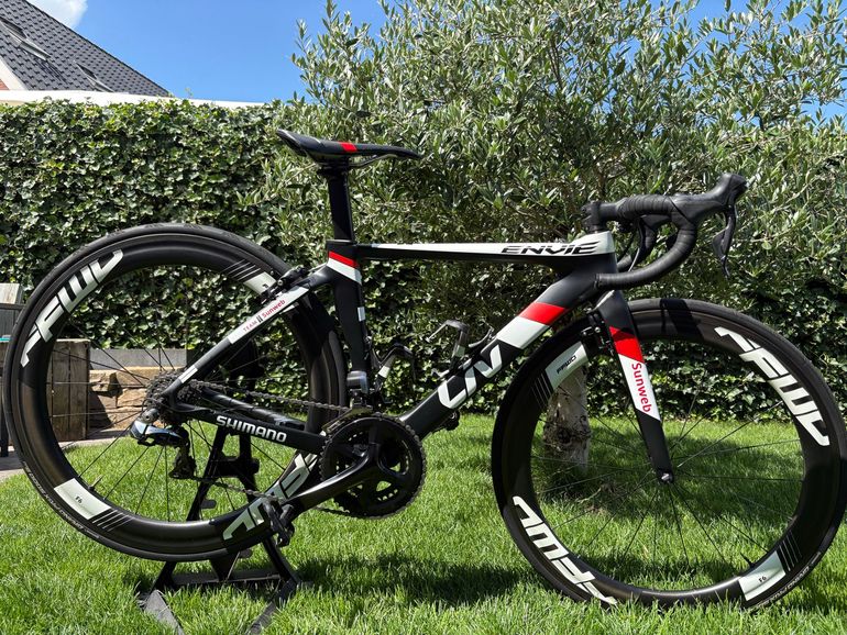 Used Liv Custom Shimano Dura Ace Di2 2017 Road & Gravel, Black — image 2 of 12