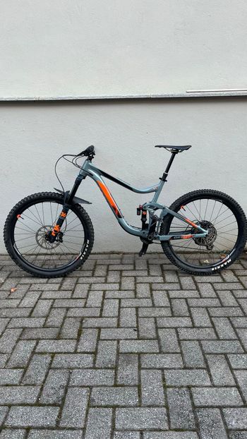 Used Giant Reign 2 2018 2018 Mountainbike, Light Gray, 27.5 — image 2 of 6
