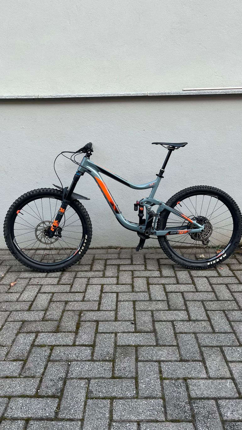 Used Giant Reign 2 2018 2018 Mountainbike, Light Gray, 27.5 — image 2 of 6