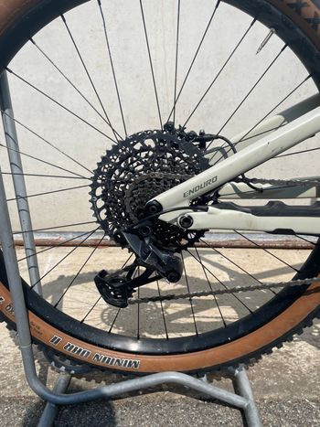 Używany Specialized Enduro Elite 2022 2022 Mountainbike — zdjęcie 5 z 6