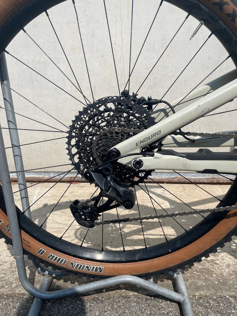 Używany Specialized Enduro Elite 2022 2022 Mountainbike — zdjęcie 5 z 6