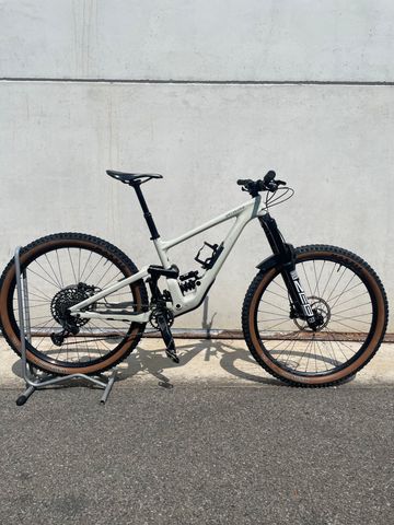 Specialized Enduro Elite 2022 2022 Mountainbike de segunda mano, Blanco — imagen 1 de 6