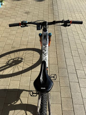 Used Focus SAM ² 6.9 2023 2023 Mountainbike, Light Gray, 29 — image 2 of 6