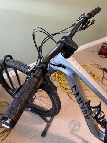 Used Canyon Strive CFR 2024 2024 Mountainbike, Light Gray, 29 — image 7 of 9