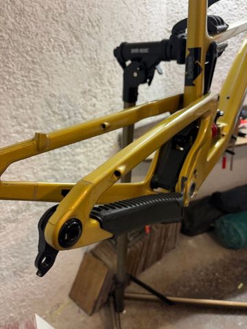 Použité Santa Cruz BRONSON Frame / Carbon CC 2023 Frameset 2023 Mountainbike — obrázek 6 z 11